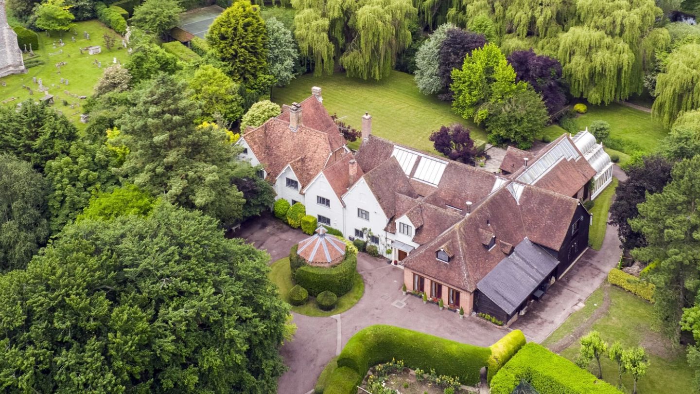 Step inside Sir Michael Caine’s Oxfordshire country house