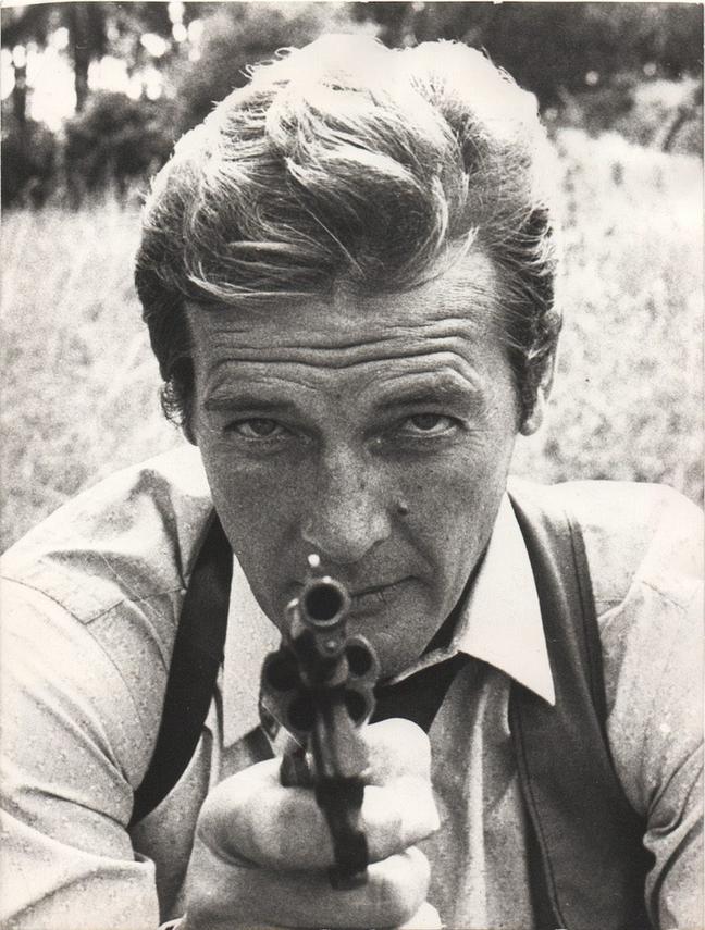 whitearg_roger-moore-with pistol-in-live-and-let-die
