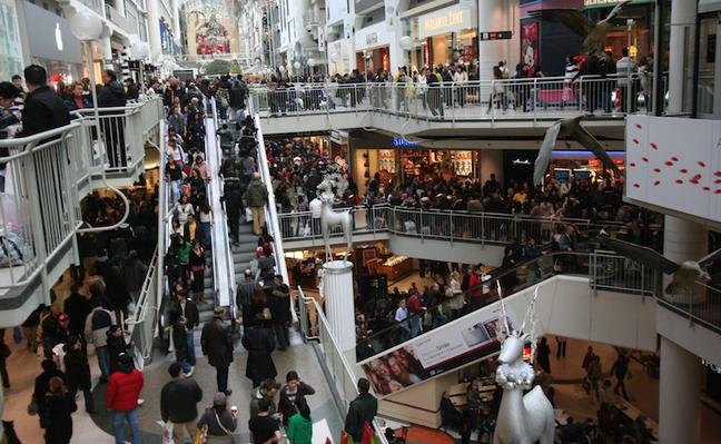 Boxing_Day_at_the_Toronto_Eaton_Centre