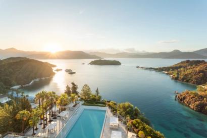 D Maris Bay: Where the Aegean Meets Ease