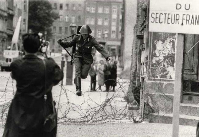 Conrad Schumann defects to West Berlin, 1961 full