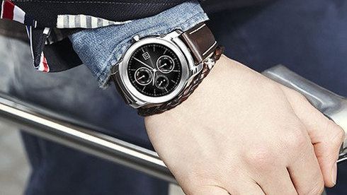 Is this LG Smartwatch better than the Apple watch