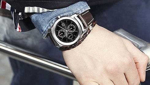 Is this LG Smartwatch better than the Apple watch