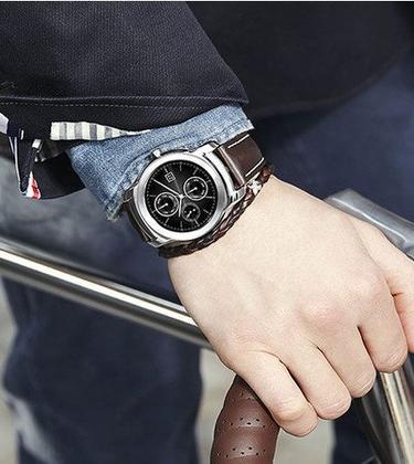 Is this LG Smartwatch better than the Apple watch
