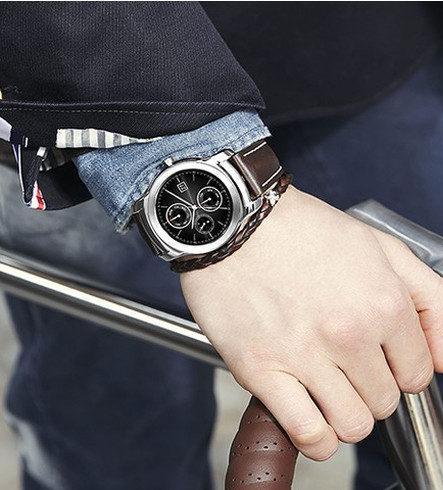 Is this LG Smartwatch better than the Apple watch