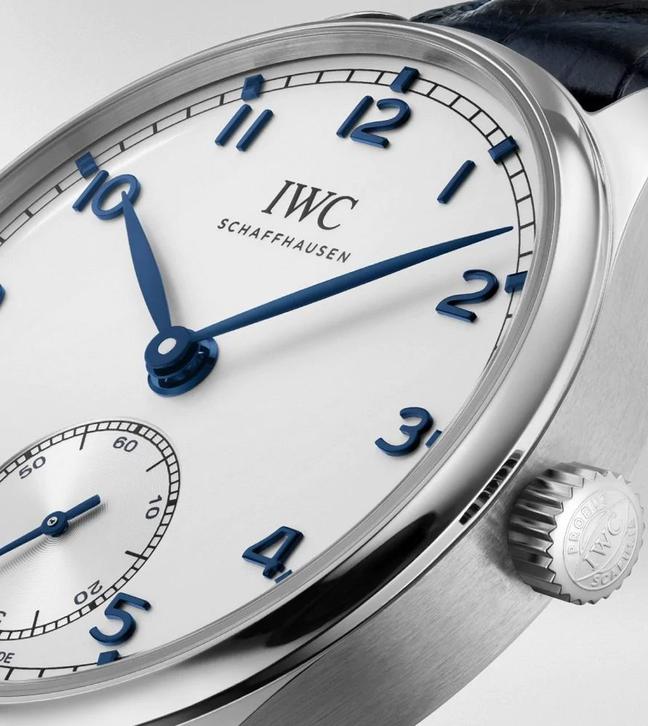 IW358304 Portugieser Automatic 40 in stainless steel with silver-plated dial and blue alligator leather strap . IWC-manufactured 82200 calibre (82000-calibre family) · Pellaton automatic winding · 60-hour power reserve when fully wound · Small hacking seconds · Sapphire glass, convex, antireflective coating on both sides · See-through sapphire-glass back · Water-resistant 3 bar · Diameter 40.4 mm · Case height 12.4 mm . Novelty_2020