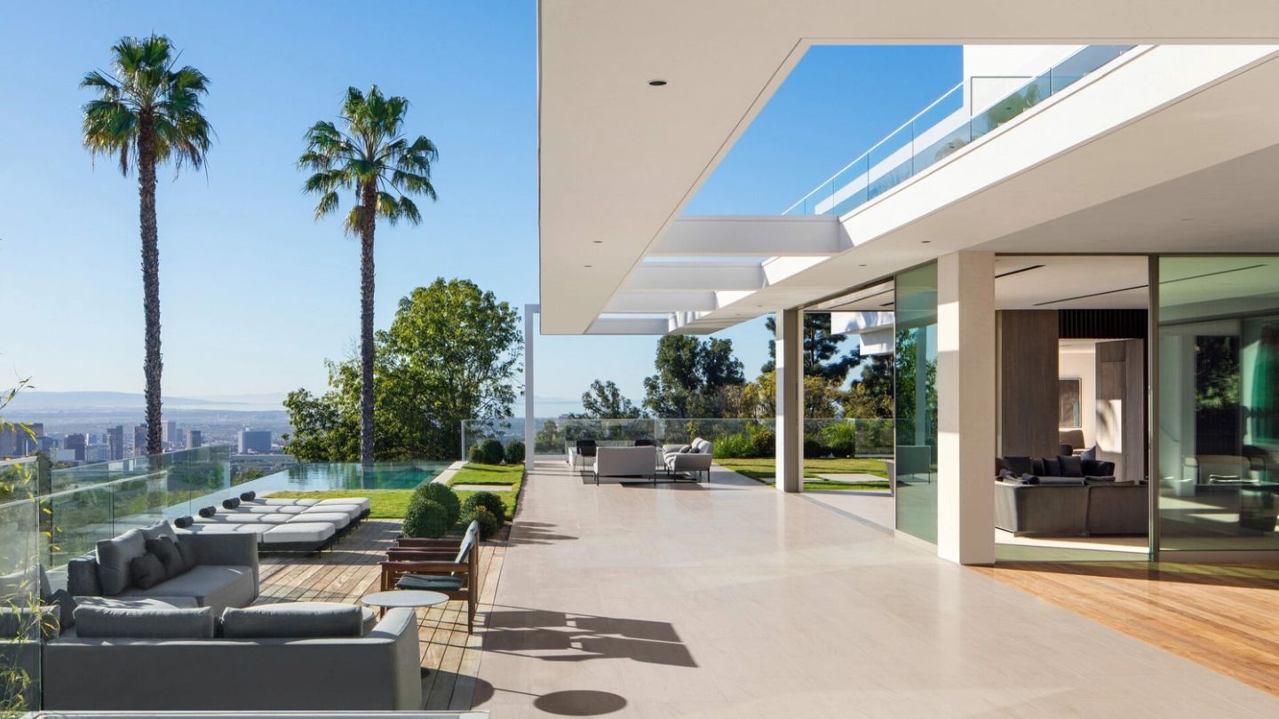 For city skyline views, this hilltop Los Angeles home is unbeatable