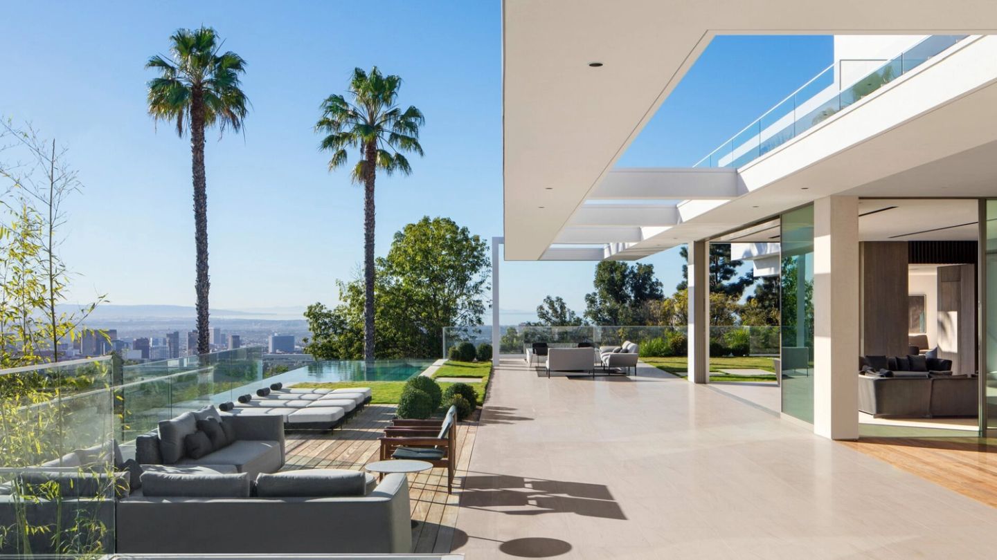 For city skyline views, this hilltop Los Angeles home is unbeatable