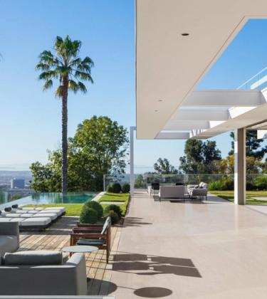 For city skyline views, this hilltop Los Angeles home is unbeatable