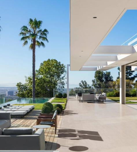 For city skyline views, this hilltop Los Angeles home is unbeatable
