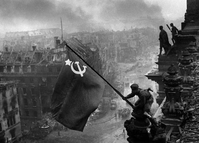 Das Flaggenmotiv , zwei Uhren, schwache Rauchwolken, Reichstag, 1945