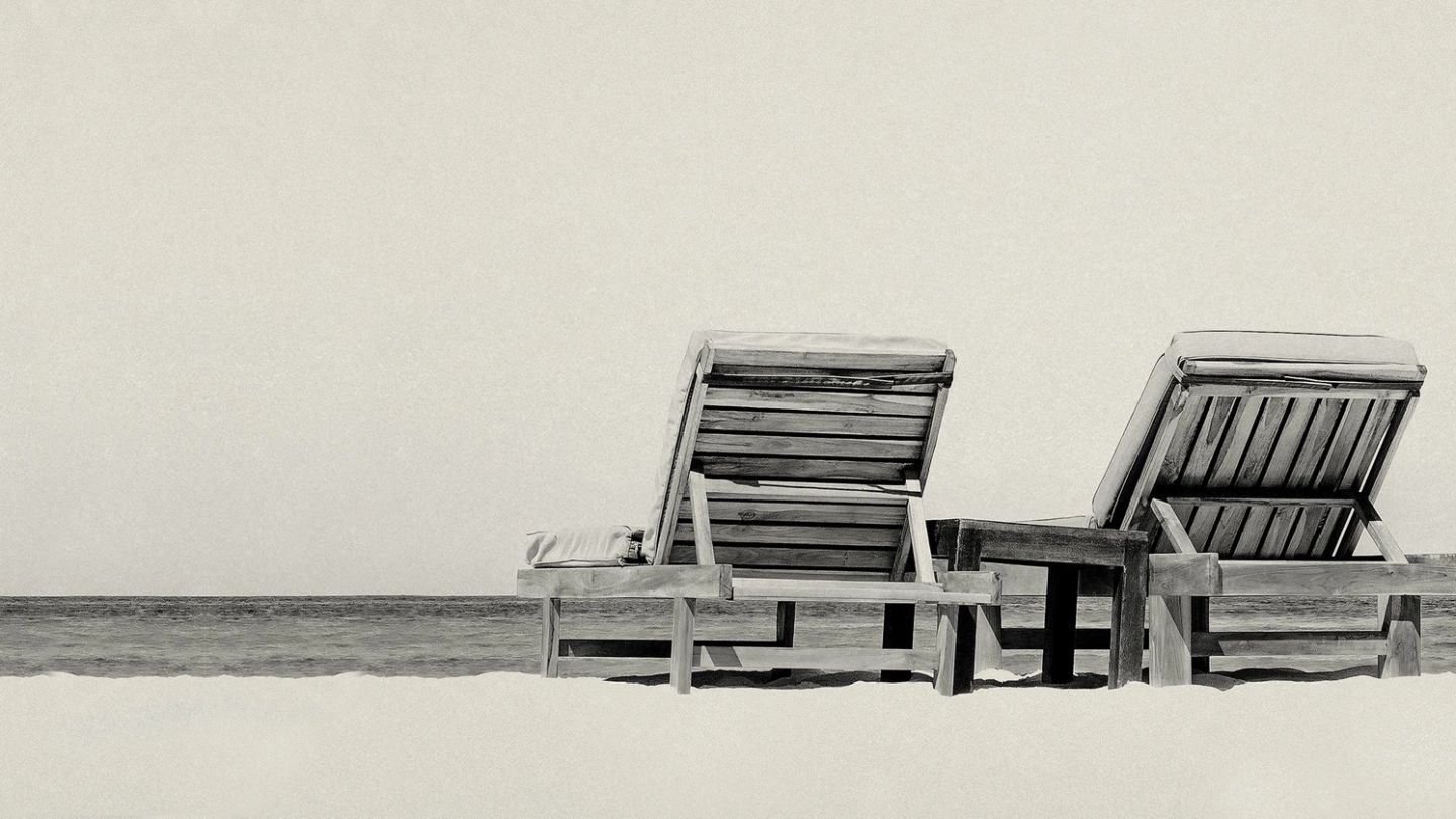 A gentleman’s guide to poolside etiquette