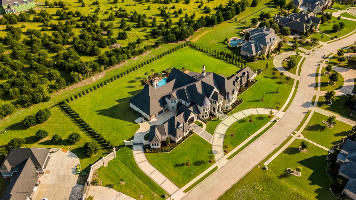 Shamans on private jets, $100,000 scented candles, and 27-hour work days: Inside the life of a billionaire estate manager