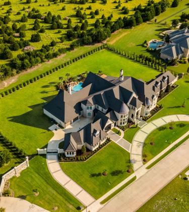 Shamans on private jets, $100,000 scented candles, and 27-hour work days: Inside the life of a billionaire estate manager