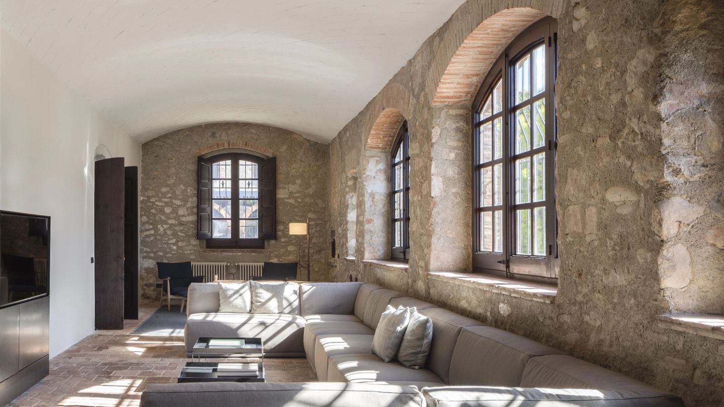 Strong meets stables in the Sant Martí House