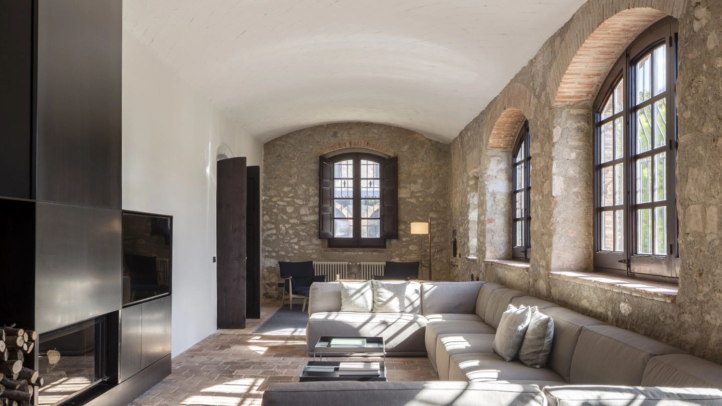 Strong meets stables in the Sant Martí House