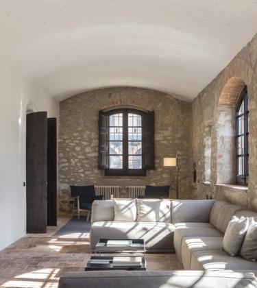 Strong meets stables in the Sant Martí House