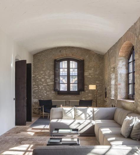 Strong meets stables in the Sant Martí House