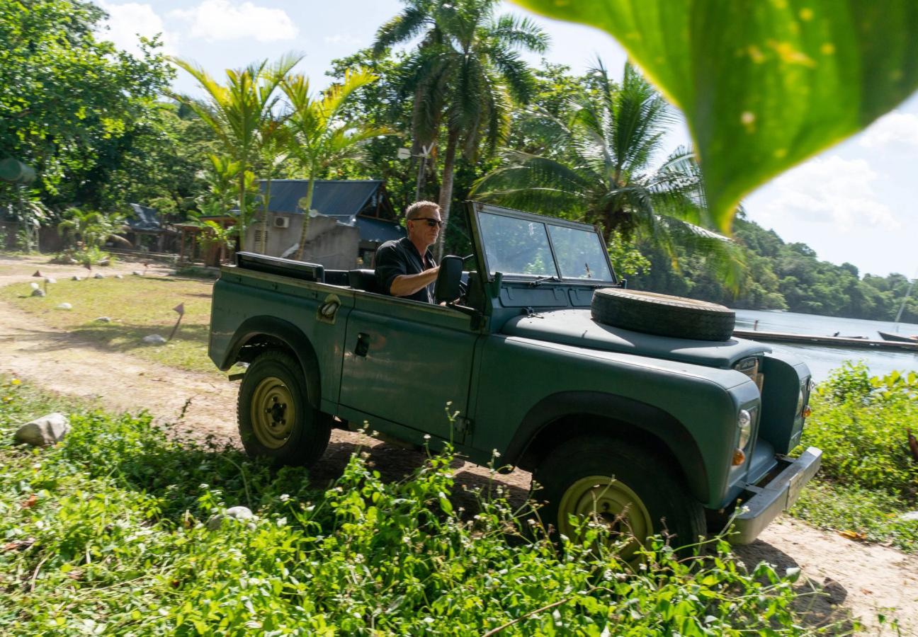 james bond brands product placement 007 land range rover