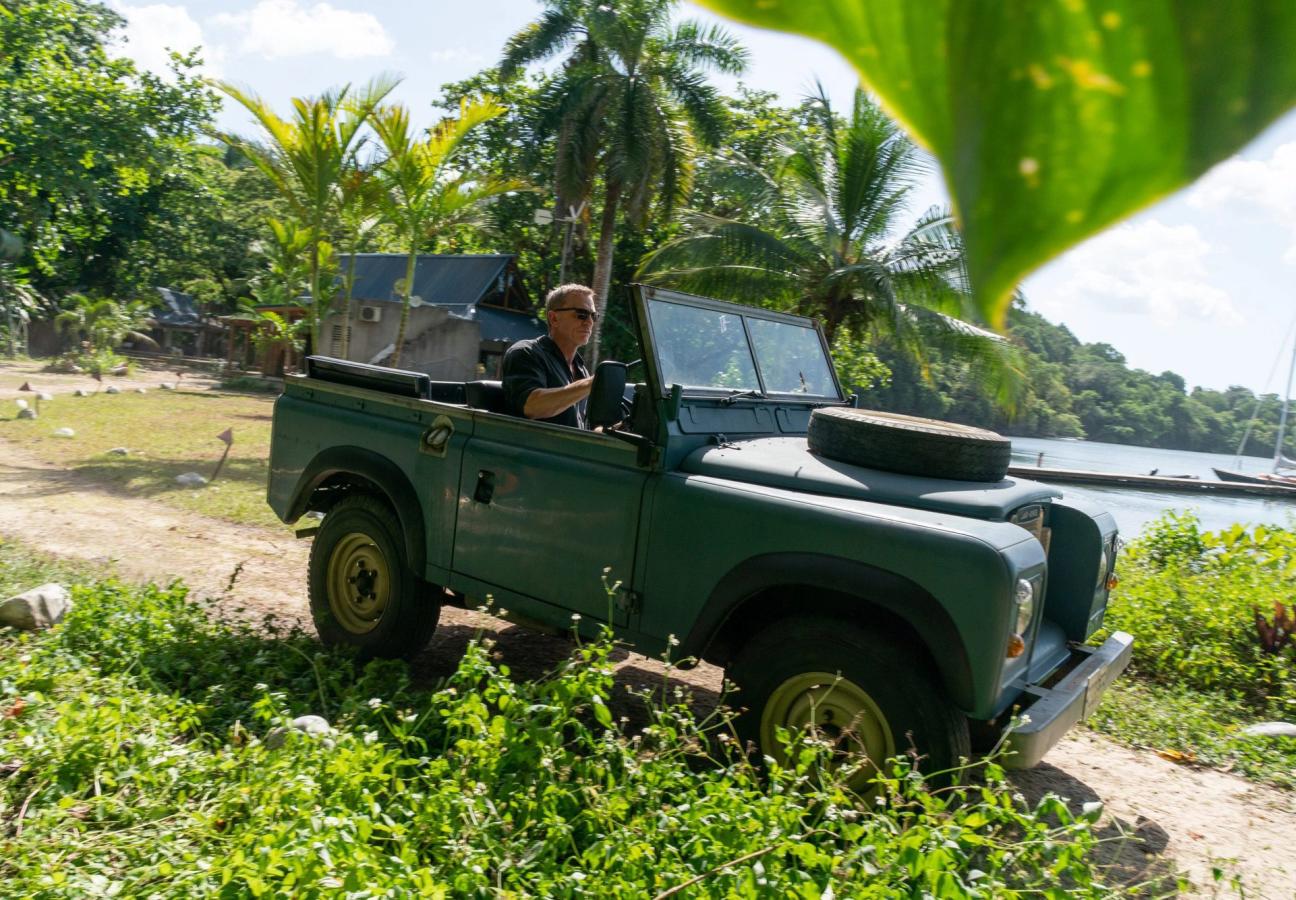 james bond brands product placement 007 land range rover