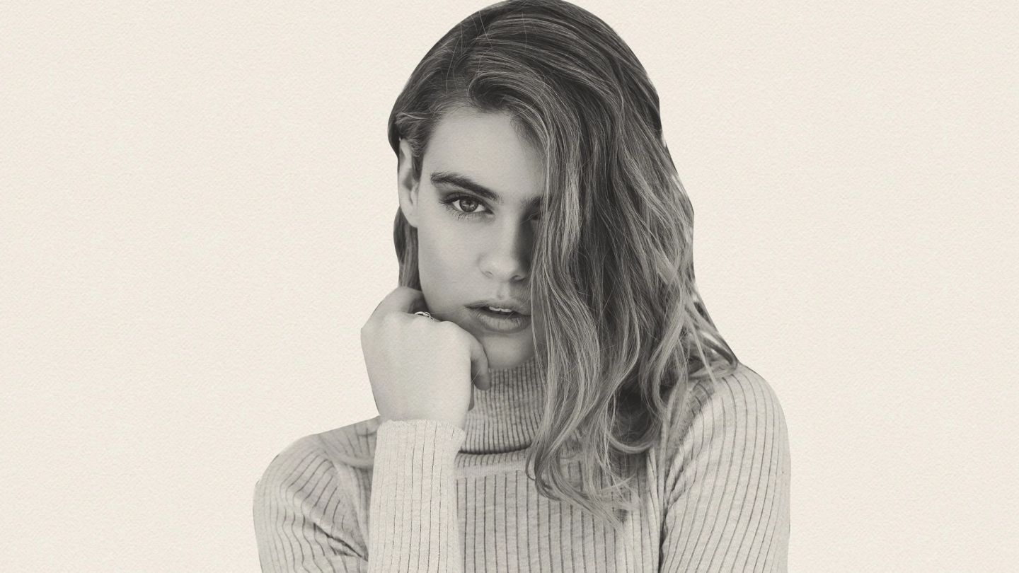 11 surefire signs that she’s into you