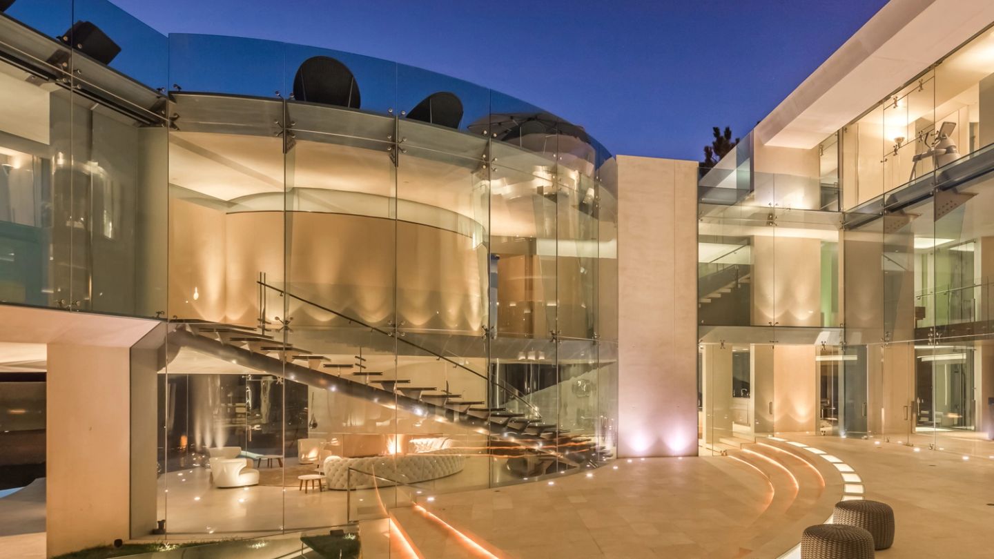 California’s cliffside Razor House is a cutting edge escape