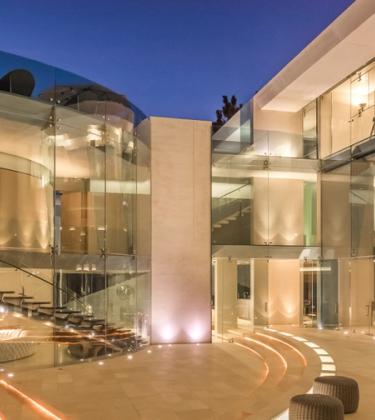 California’s cliffside Razor House is a cutting edge escape