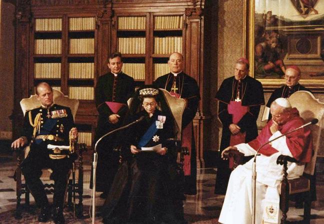 1980 - The Queen visits the Vatican for the first time. (Associated Press)