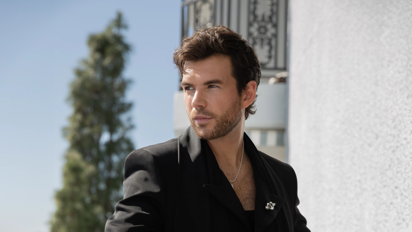 Luke Newton is in his Old Hollywood feels