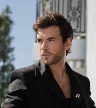 Luke Newton is in his Old Hollywood feels