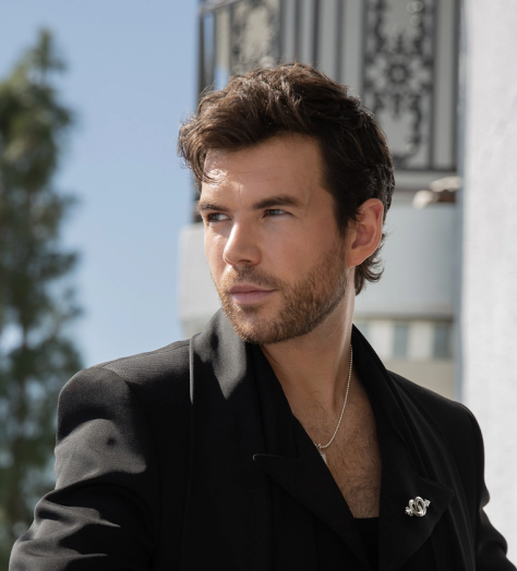 Luke Newton is in his Old Hollywood feels