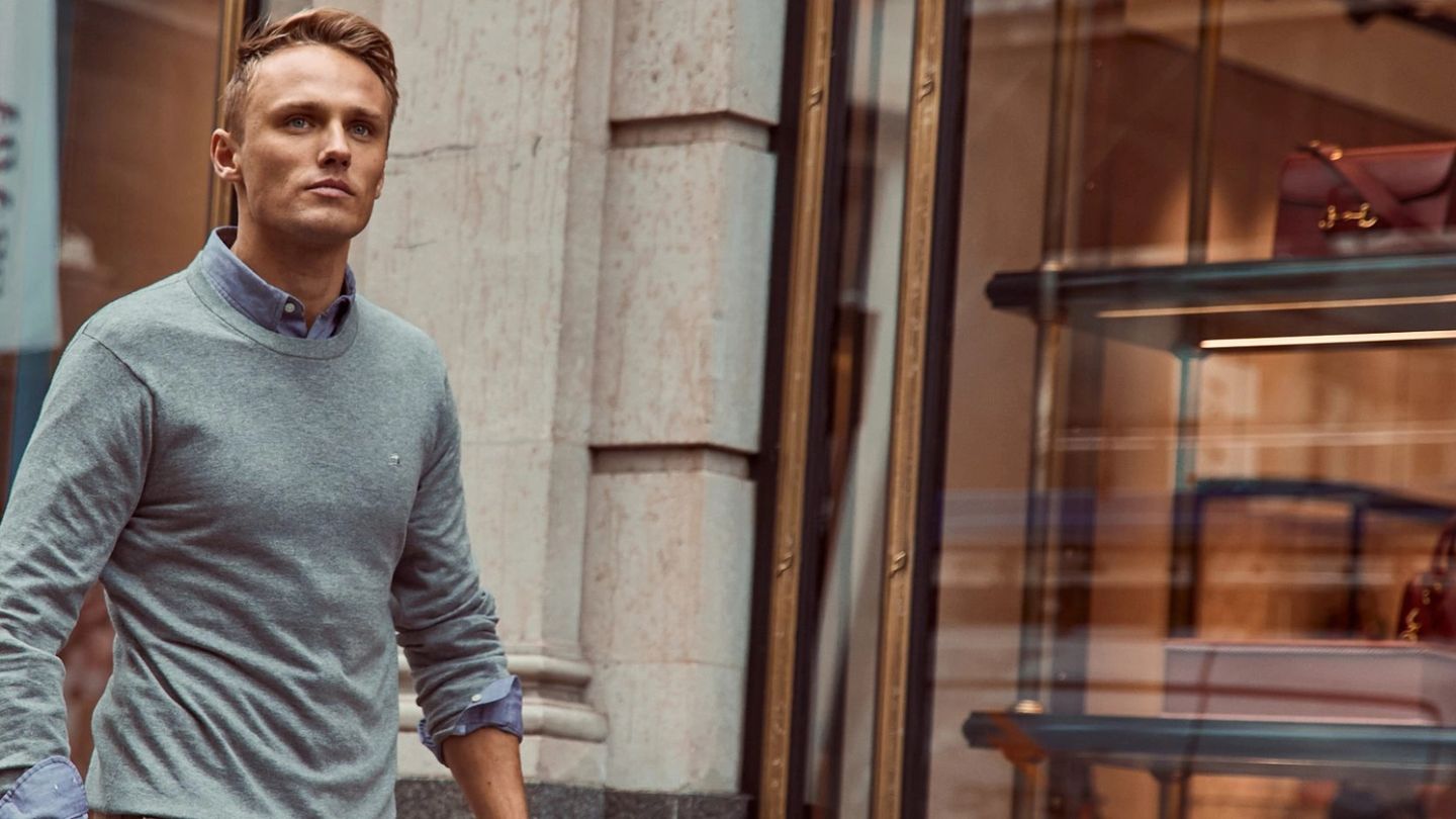 How does racing driver Max Chilton save time when buying clothes?