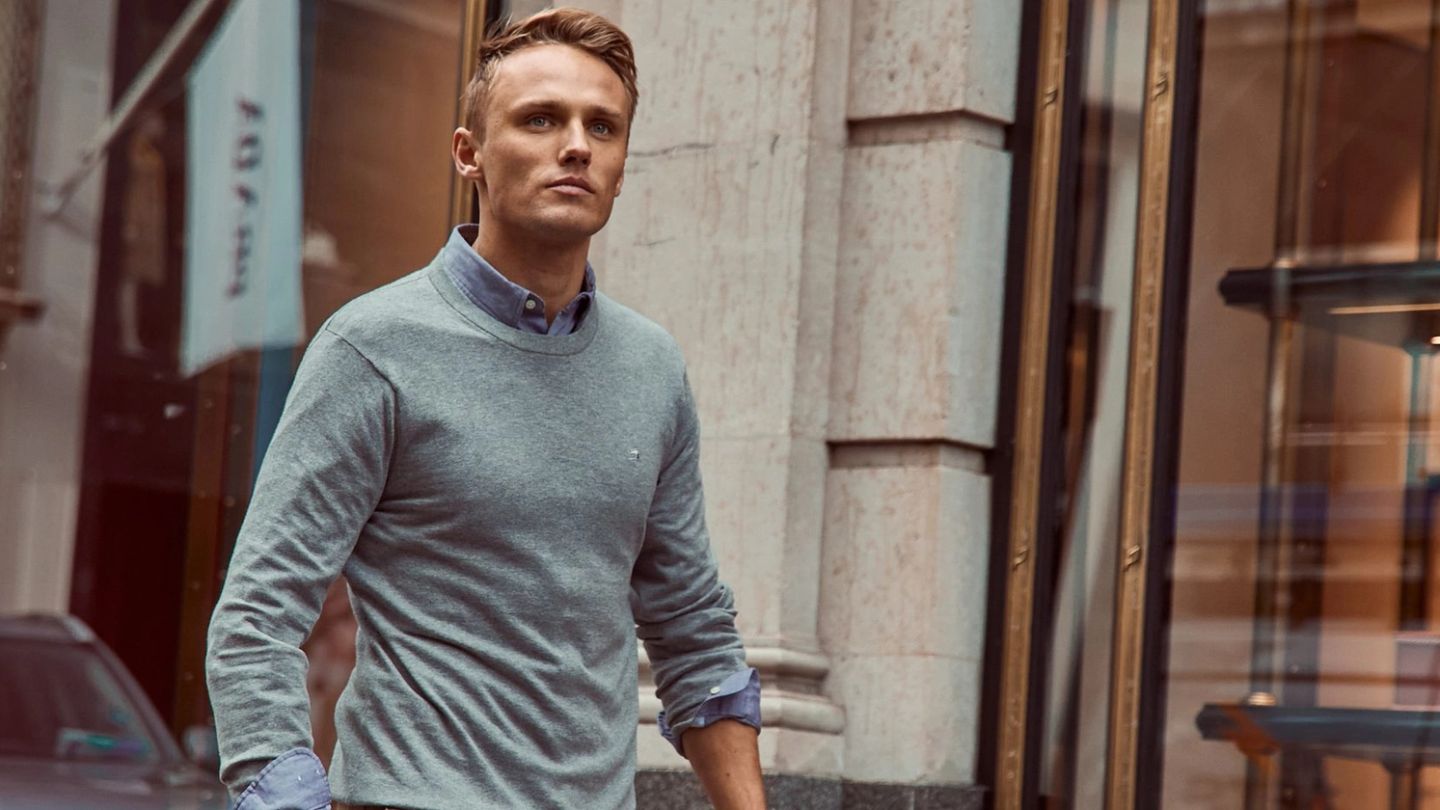 How does racing driver Max Chilton save time when buying clothes?