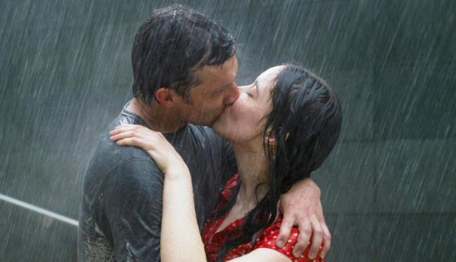Kissing in the rain iconic movie scene