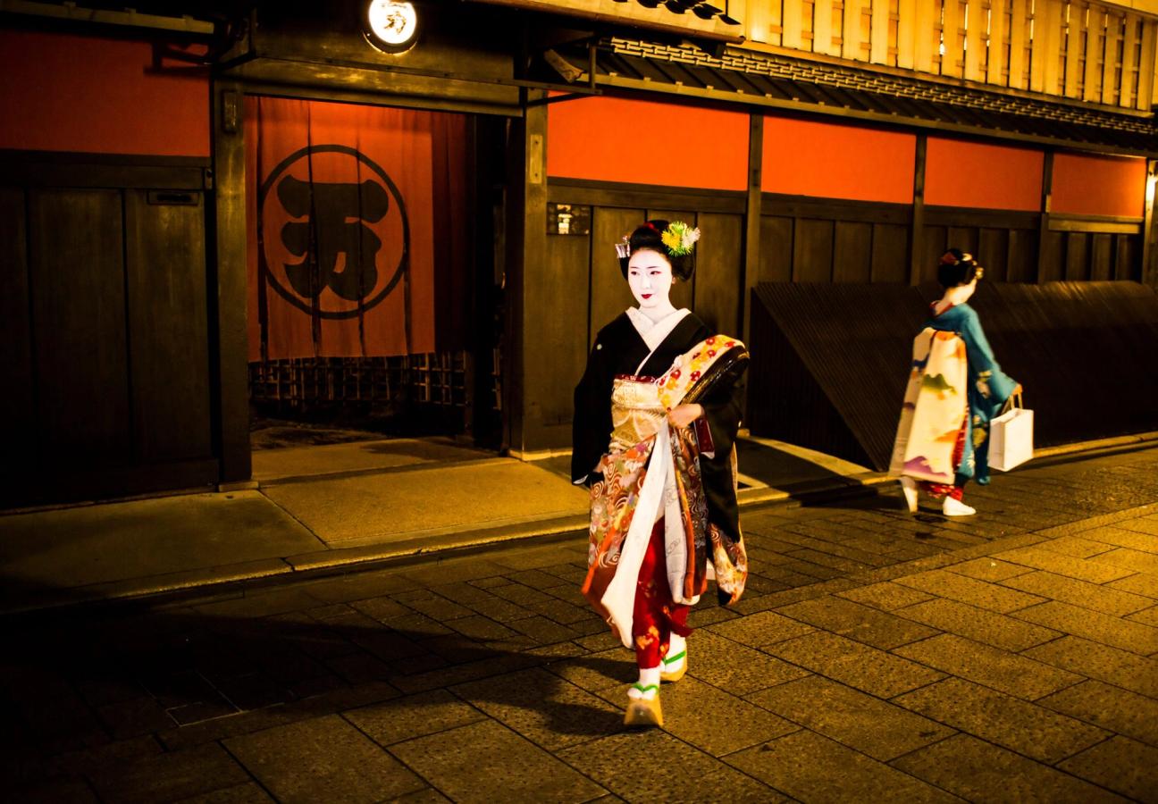 kimono v and a