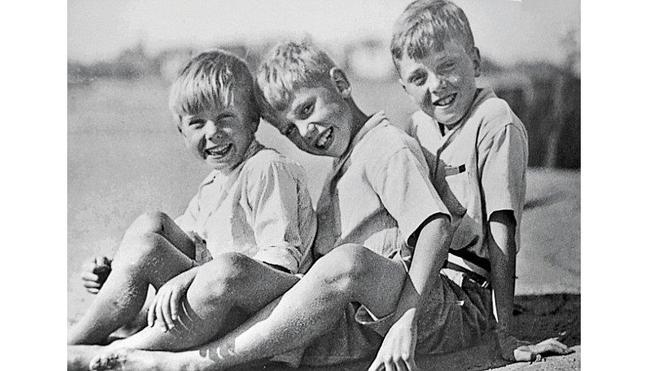 1933 – David (centre) with brothers Richard (right) and John