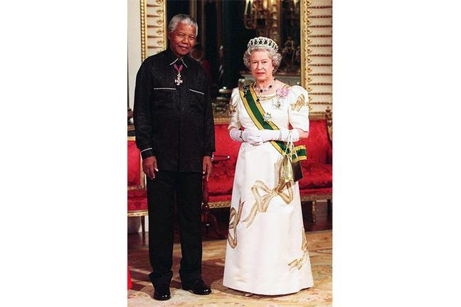 2000. Elizabeth with Nelson Mandela at Buckingham Palace (Anwar Hussein - Getty Images)