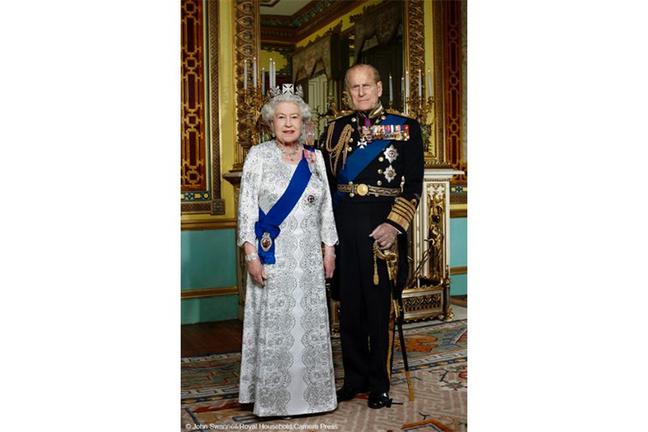 2012 - The Official Diamon Jubilee portrait (John Swannell Royal Household)