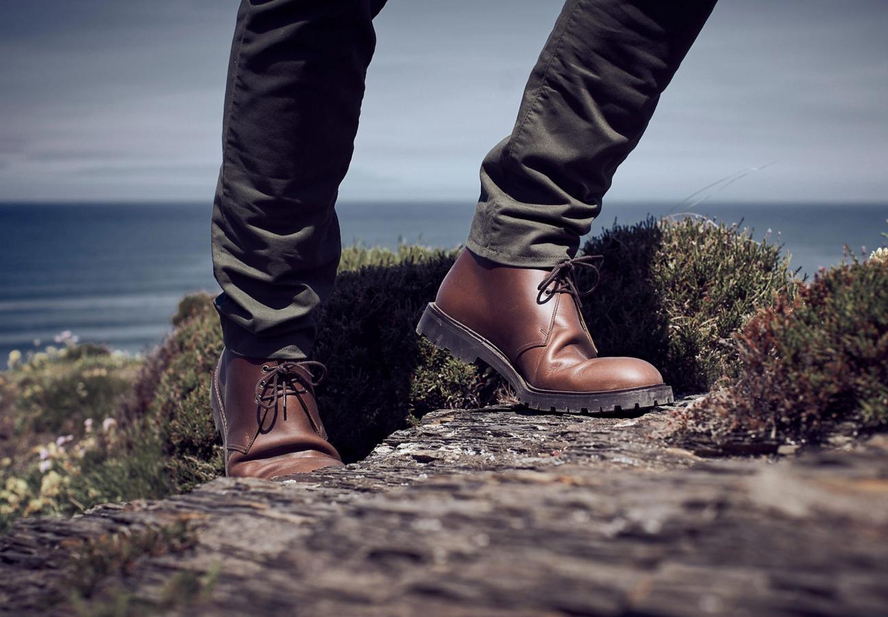 Man wearing Crockett & Jones’s Teak Oiled Side chukka boot out in the countryside hills