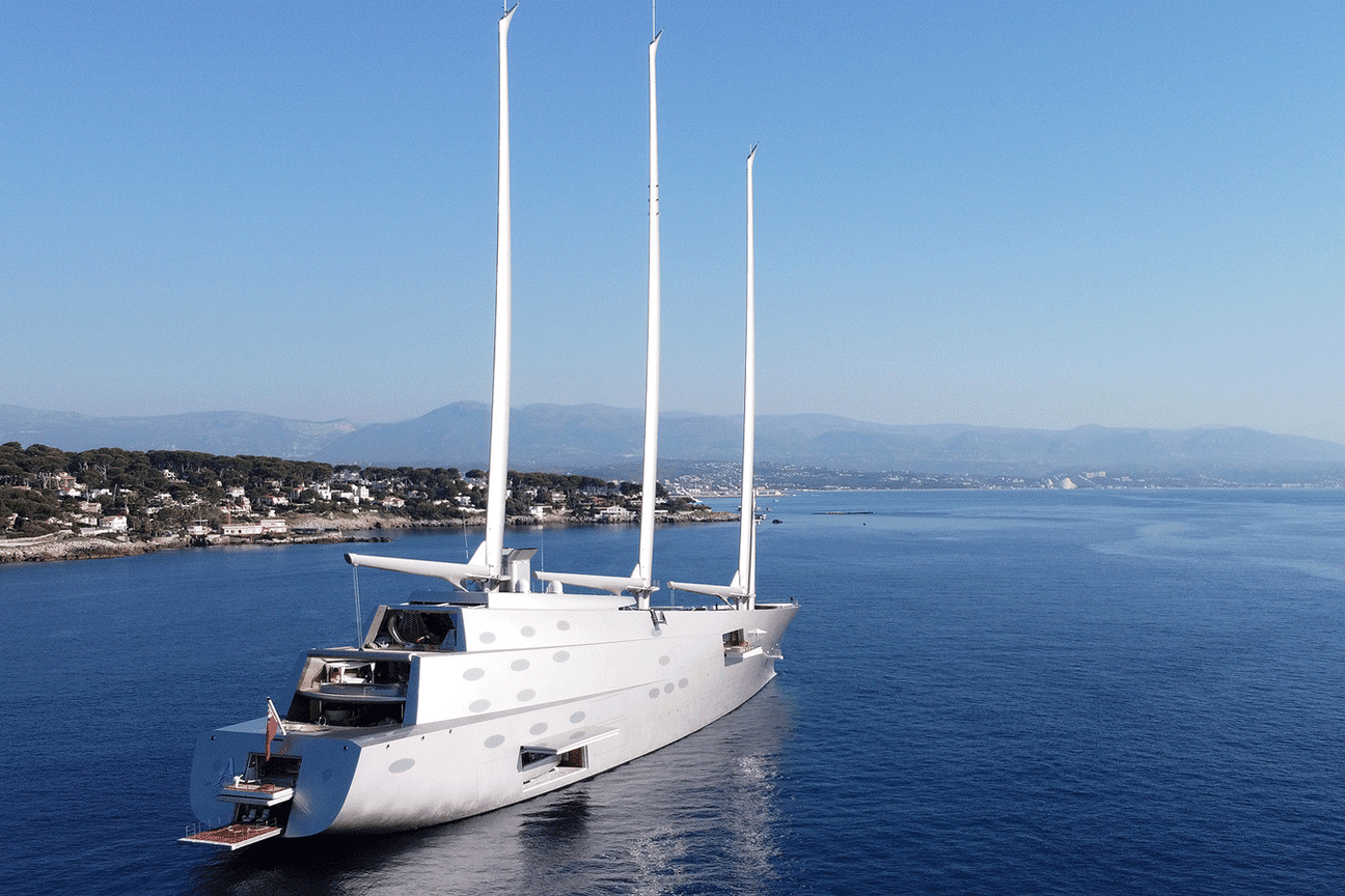 who owns 1 billion dollar yacht