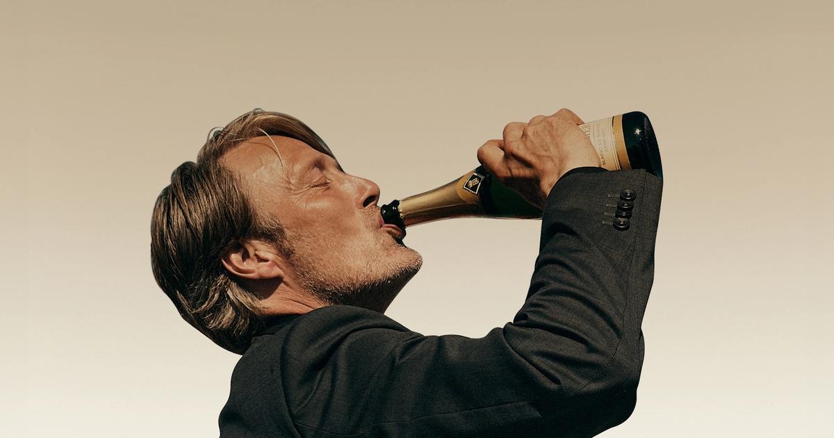 Should you drink Champagne or sparkling wine for Christmas? Gentleman