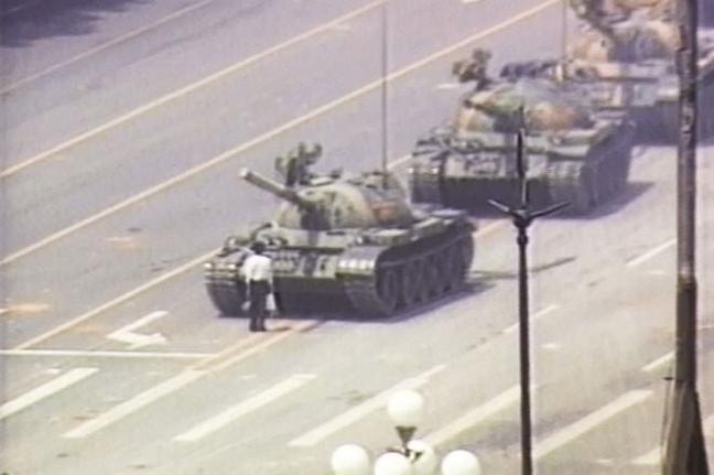 The-unknown-rebel-in-front-of-tank-in-Tiananmen-Square