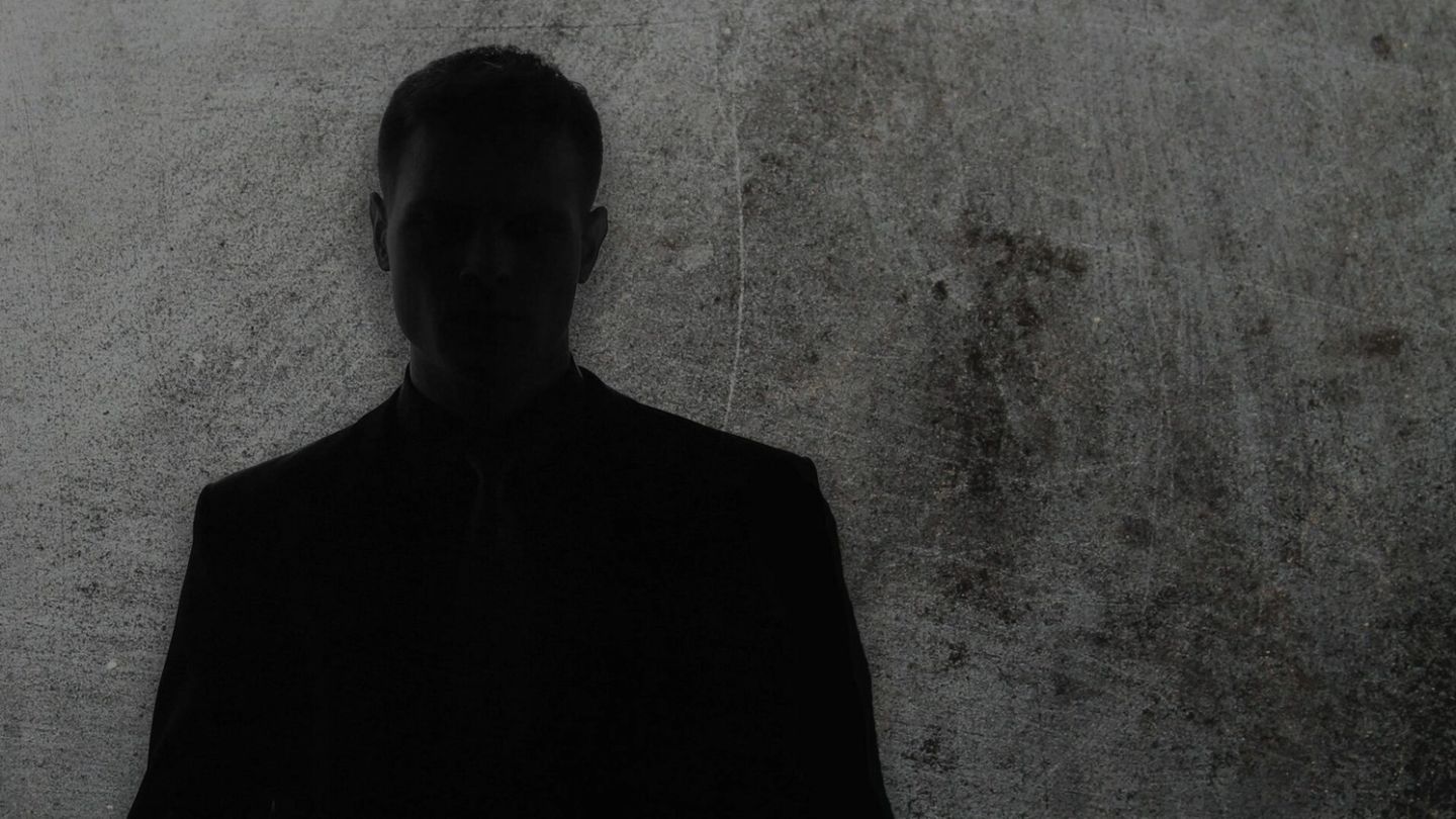 We asked a former undercover police officer how to cope with self-isolation