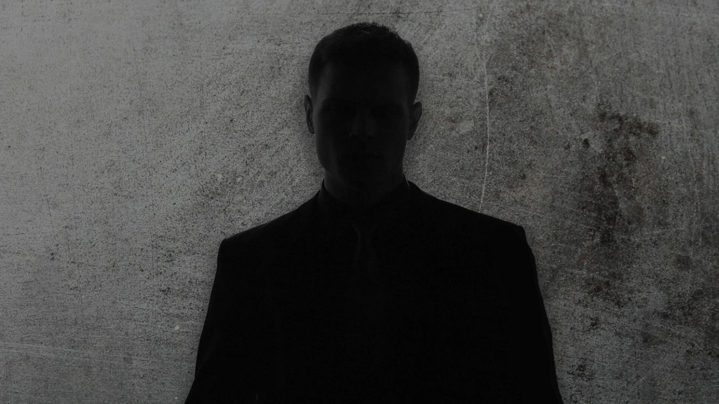 We asked a former undercover police officer how to cope with self-isolation