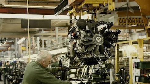 Amazing images of the last Defenders on the production line