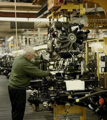 Amazing images of the last Defenders on the production line