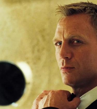 james bond aftershave daniel craig in bathroom in casino royale