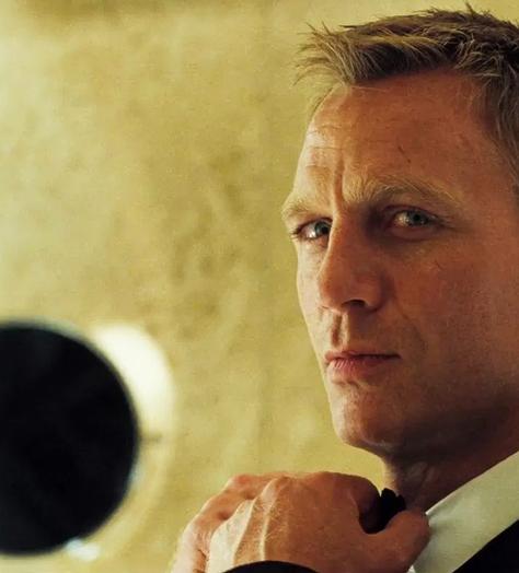 james bond aftershave daniel craig in bathroom in casino royale