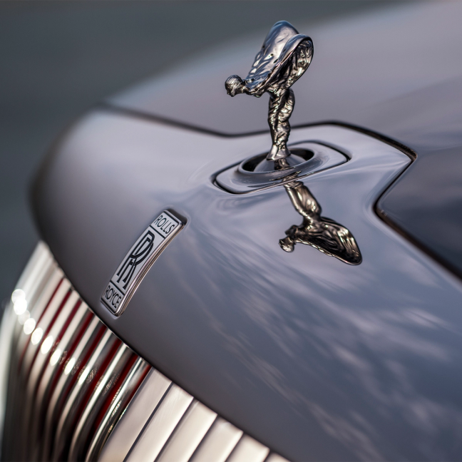 Front statue of the Rolls-Royce La Rose Noire