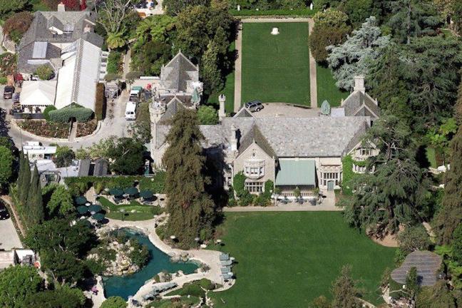 Hugh-Hefner-Playboy-Mansion-640x457